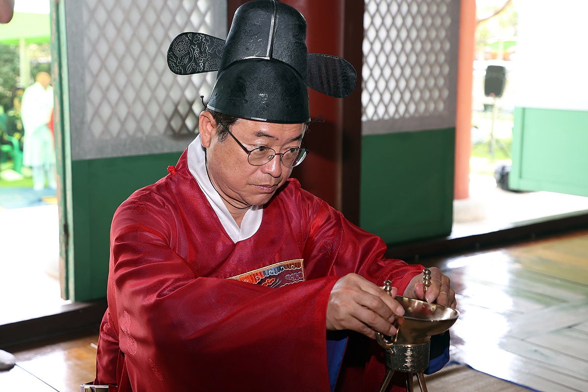 이철우 도지사가 헌작하고 있다(상주시 제공)