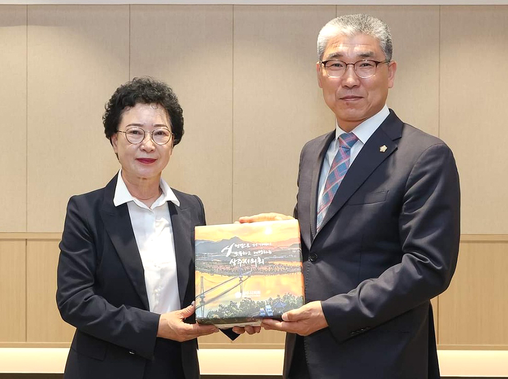경북 시·군의회 의장협의회장인  안경숙(왼쪽) 상주시 의회 의장과 공경식 울릉군 의회의장이 상호 선물을 교환하고 있다(울릉군 의회제공)