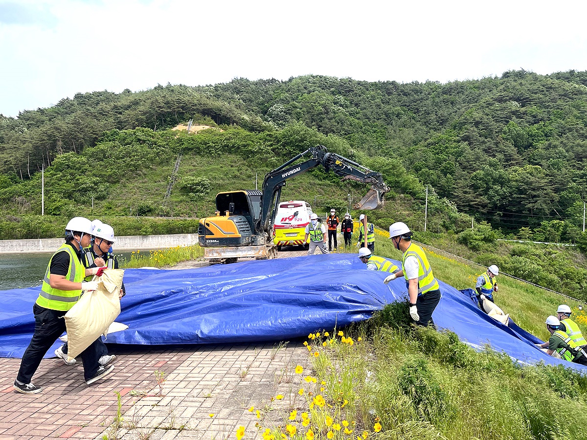 27일 한국농어촌공사 영주봉화지사 가 금봉저수지에서  재해대비 비상대처 훈련을 하고 있다(영주봉화 지사 제공)