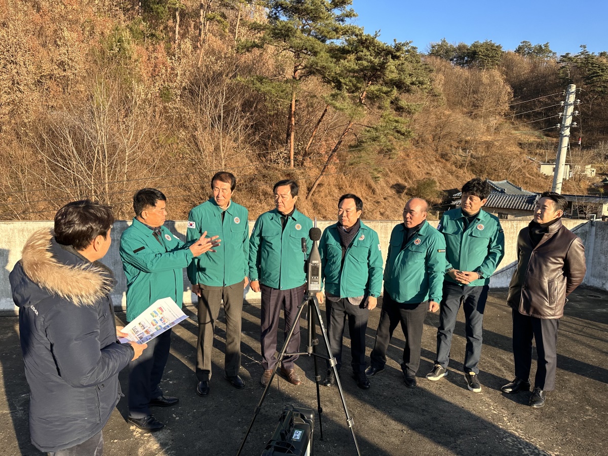 경북도의회 건설소방위원회가 지난해 12월 예천공항 인근에서 소음 측정을 하고 있다.[경북도의회 제공]