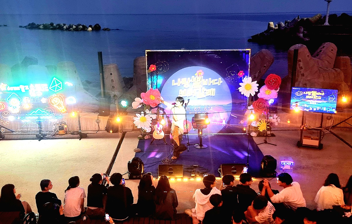 지난달 31일 울릉도에서 열린  경상북도 야간관광상품 공모사업인   ‘나랑 별바다 보러 갈래’ 프로그램이 시원한 해변에서 진행되고 있다(울릉군 제공)