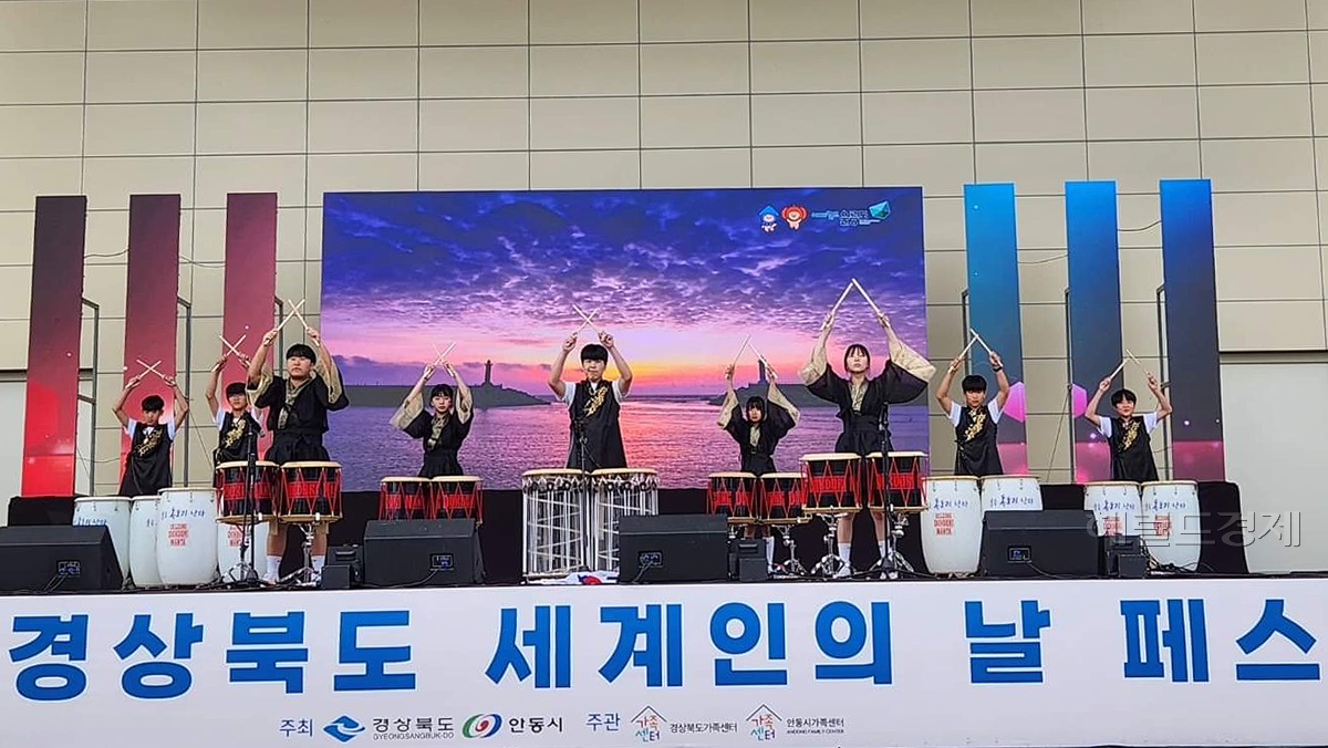 울릉 독도리 난타공연단이 지난1일 안동 탈춤 공원에서 열린 2024경북 세계인의 날 페스티벌'에서 2부 오프닝 공연펼치고 있다