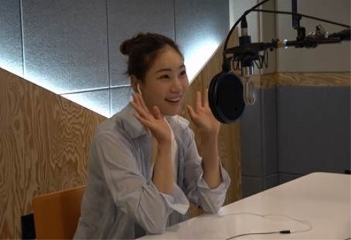 신분당선 지하철 안내 방송을 녹음중인 유현주 프로. [사진=두산건설 제공]