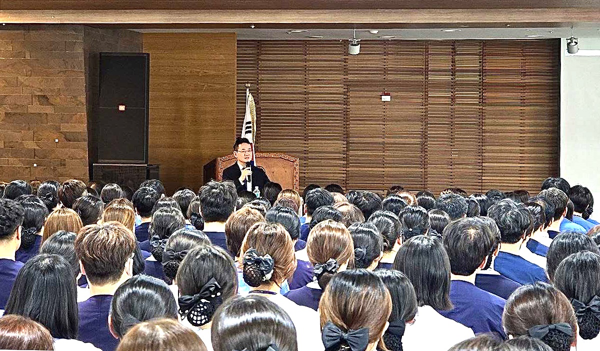 동병원 강신홍 이사장이 지난 달 개최된 ‘개원 42주년 기념 월례회’에서 60세 이후에도 근무를 보장하는 ‘정년 이후 계속근무제도’에 대한 구체적인 안을 제시하고 있다. (안동병원 제공)