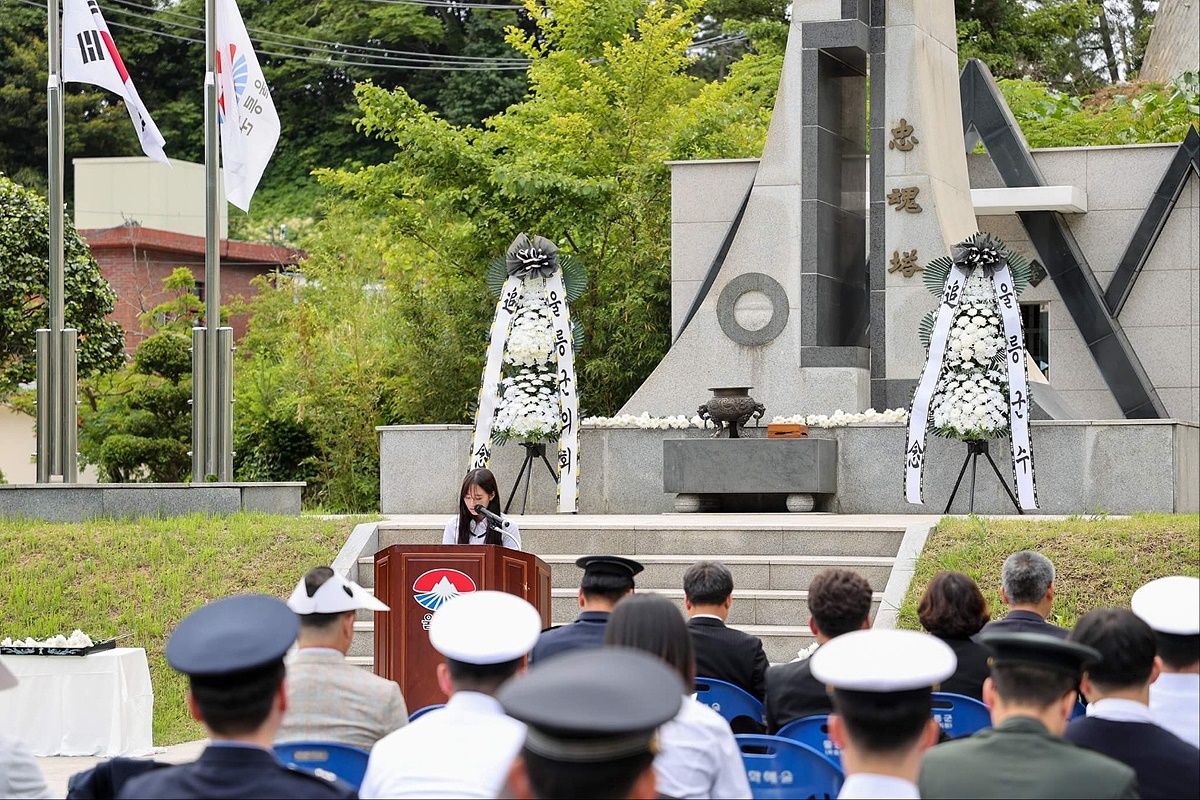 울릉고등학교 구가영학생이 헌시 를 낭송 하고 있다,