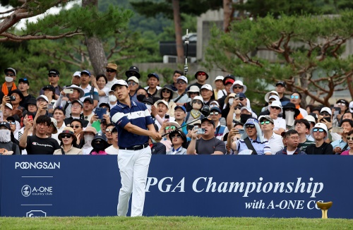 1번 홀에서 드라이버샷을 날리고 있는 배상문. [사진=KPGA]