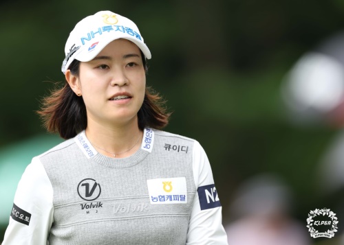 10번 홀서 버디를 잡고 홀아웃하고 있는 박민지. [사진=KLPGA]