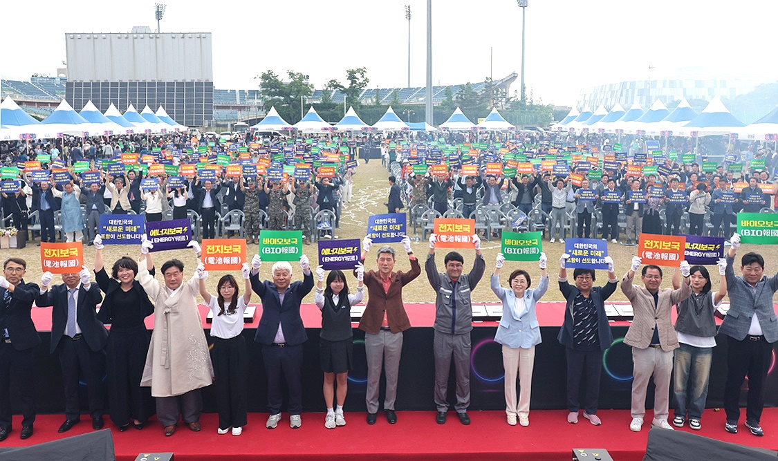8일 포항시는 만인당 옆 잔디구장에서 시 승격 75주년을 맞아 ‘2024 포항시민의 날 기념식’과 ‘제28회 포항 단오절 민속축제’를 개최하며  시민화합 퍼포먼스를 하고 있다(포항시 제공)