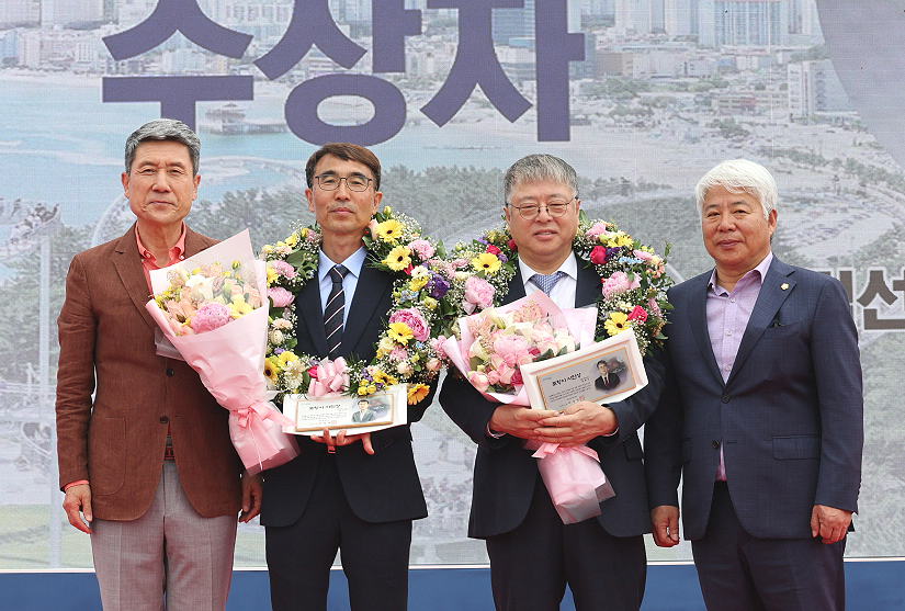포항시 시민상 수상. 왼쪽부터 이강덕 포항시장, 김선식 포항제철소 차장, 한동선 세명기독병원장, 백인규 포항시의회 의장(포항시 제공)