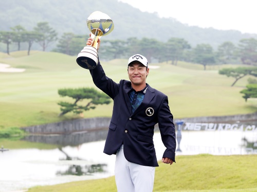 우승 트로피를 들고 포즈를 취한 전가람. [사진=KPGA]
