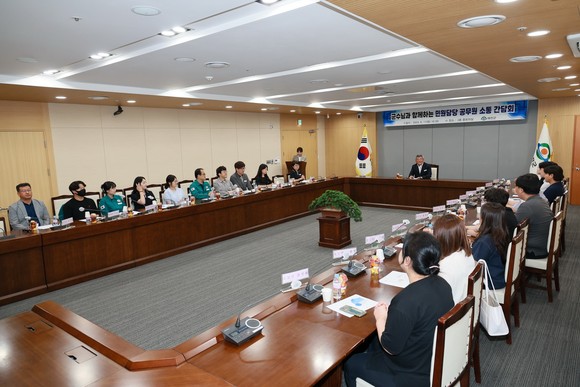 예천군이 김학동 군수와 민원 담당 공무원간의 소통간담회를 하고 있다. (예천군 제공)