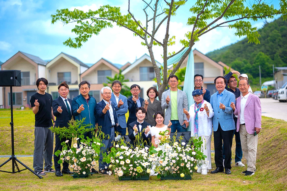 의성군에 정착한 김현주 안계미술관장과 한승훈 작가가 지난 1일 단촌면 고운마을에서 올린 결혼식에 김주수 의성군수등이 참석해 축하하고 있다(의성군 제공)