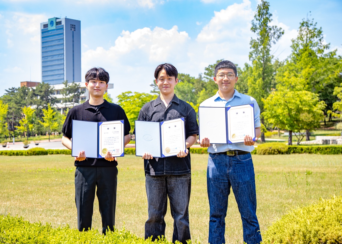 대상, 최우수상, 우수상 팀의 대표학생들.(최우수상팀 안형준 학생(왼쪽부터), 대상팀 박해세 학생, 우수상팀 박준목 학생)[영남대 제공]