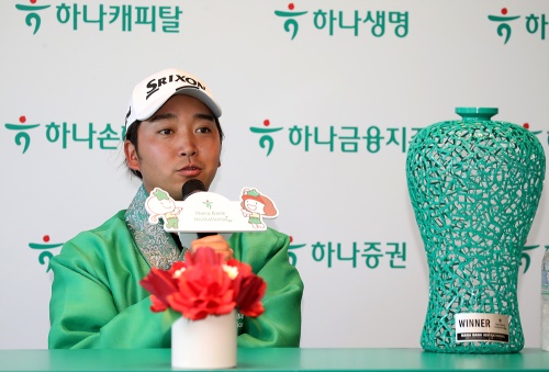 우승 인터뷰를 하고 있는 오기소 다카시. [사진=KPGA]