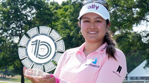 우승 트로피를 들고 포즈를 취한 릴리아 부. [사진=LPGA]