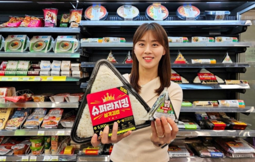 모델이 CU ‘슈퍼라지킹 삼각김밥’을 들고 있다. [BGF리테일 제공]