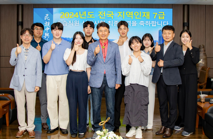 2024년 국가직 지역인재 7급 수습직원 선발시험에 최종 합격한 영남대 학생 및 졸업생들.[영남대 제공]