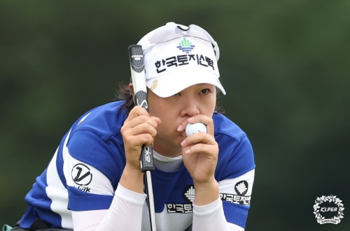 3라운드 도중 그린을 파악하고 있는 박지영. [사진=KLPGA]