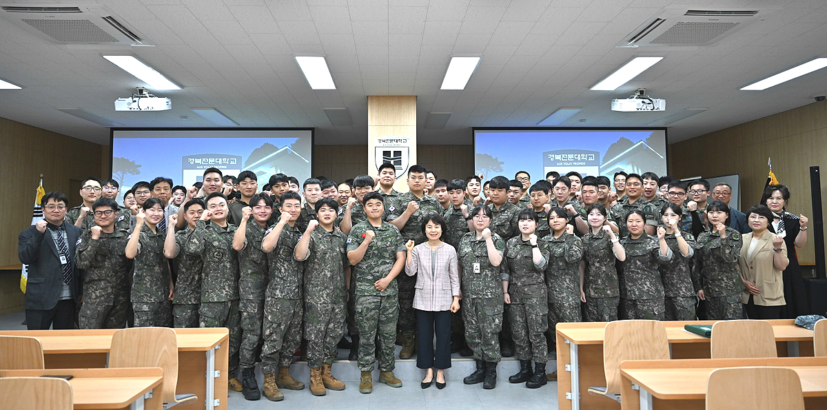 24일 경북전문대학교호텔외식과는 전문학사/학사학위 하계 오프라인 실습수업을 위한 입교식을 개최한후 단체 기념사진을 찍고 있다(경북 전문대 제공)