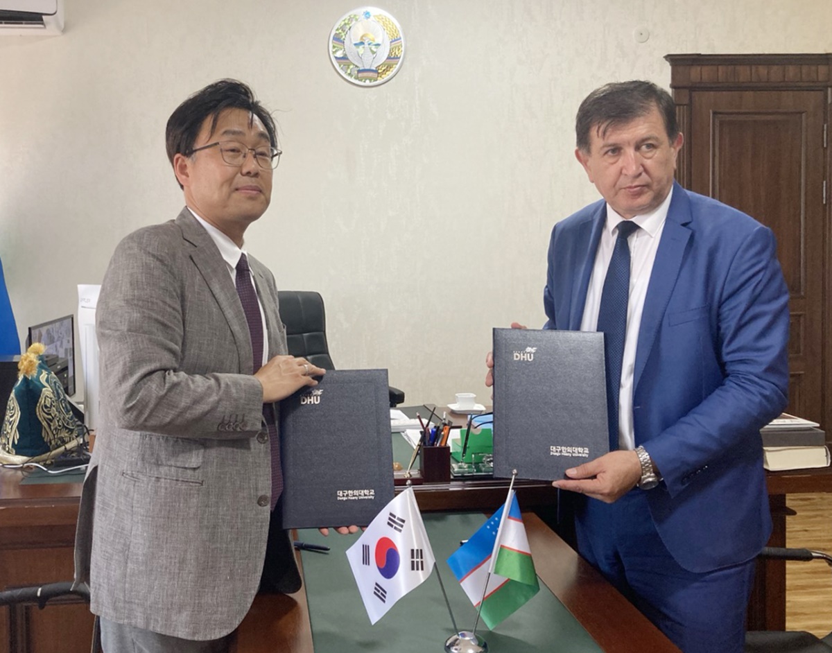대구한의대는 지난 20일·21일 우즈베키스탄 부하라국립의과대학 재학생들을 대상으로 학점 기반 한의학 교육을 진행했다. 협약 체결 후 기념촬영하는 송지청 교수(왼쪽).[대구한의대 제공]