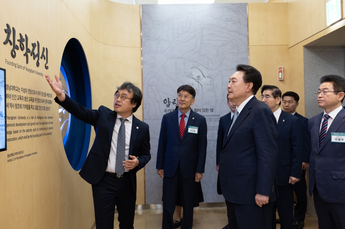 윤석열 대통령이 영남대 박물관의 역사관을 찾아 설명을 듣고 있다.[대통령실 제공]