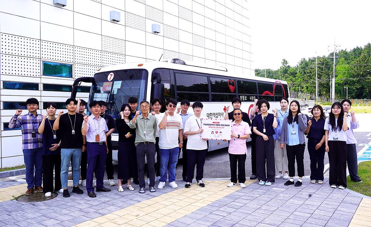 국립해양과학관(관장 김외철)은 27일 혈액 수급 안정화를 목표로 대구경북혈액원과 연계해 헌혈버스를 통한 단체 헌혈을 실시한후 기념사진을 찍고 있다(해양과학관 제공)