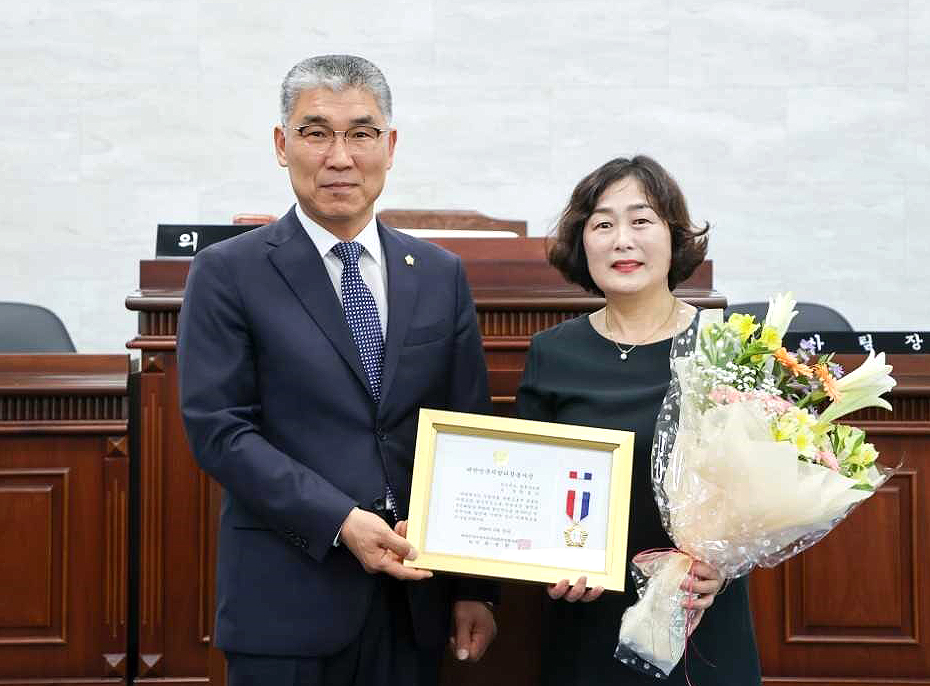 울릉군의회 한종인 부의장(사진 오른쪽)이 대한민국지방의정봉사상을 받은 뒤 공경식 의장과 기념 사진을 찍는 모습. (울릉군의회 제공 )