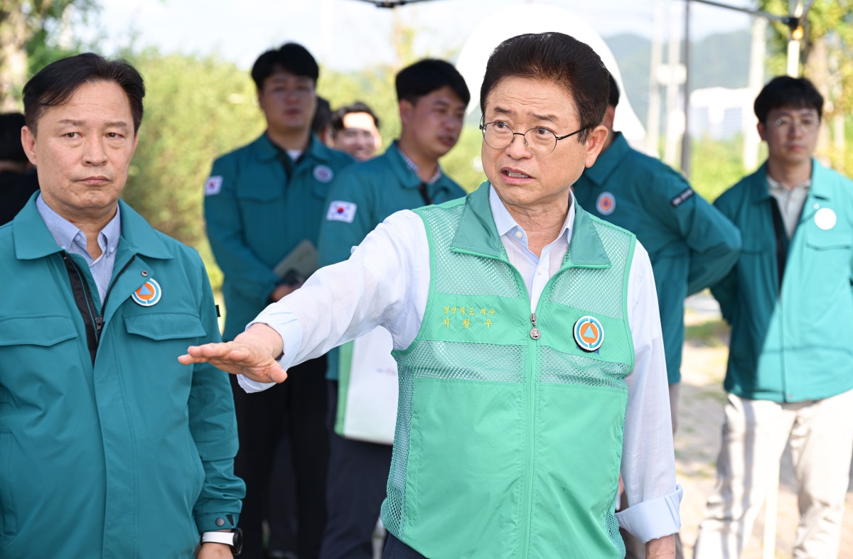 이철우 경북지사가 지난 28일 여름철 집중호우를 대비해 구미시 장천면 상장리 ~ 거의동 일원에서 추진 중인 재해예방 사업장을 점검하고 있다. [경북도 제공]