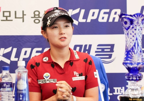 우승 인터뷰를 하고 있는 박현경. [사진=KLPGA]