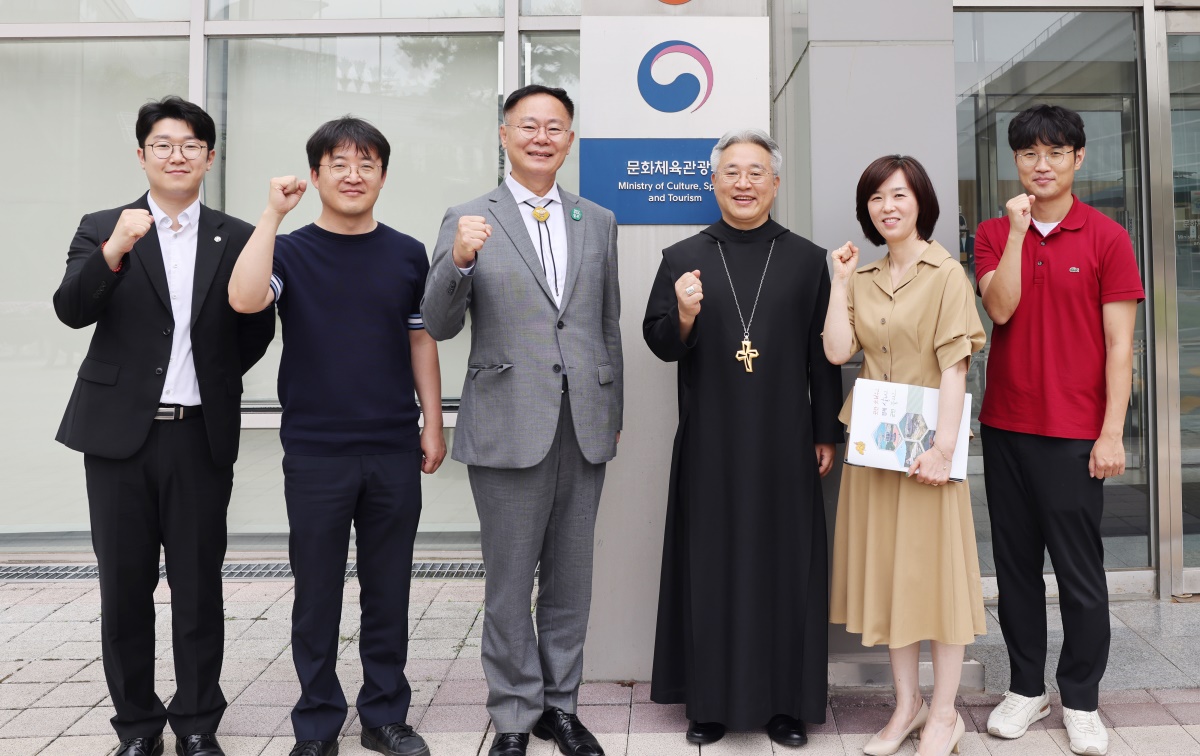 경북 칠곡군은 지난 27일 정부세종청사에 위치한 문화체육관광부를 방문해 왜관수도원 종교문화시설 건립 추진 관련 국비 확보를 위해 세일즈 행정에 나섰다.[칠곡군 제공]