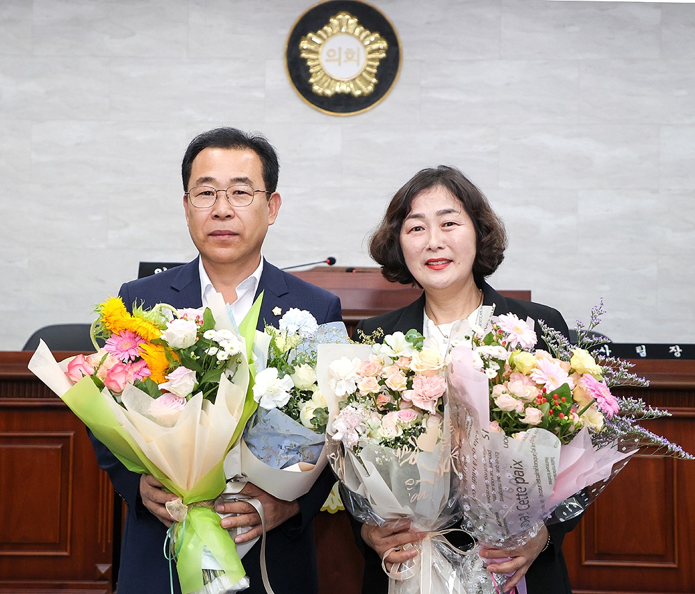 울릉군의회 9대 후반기 이상식 의장(왼쪽) 과 한종인 부의장이  기념사진을 찍고 있다(울릉군 의회 제공)