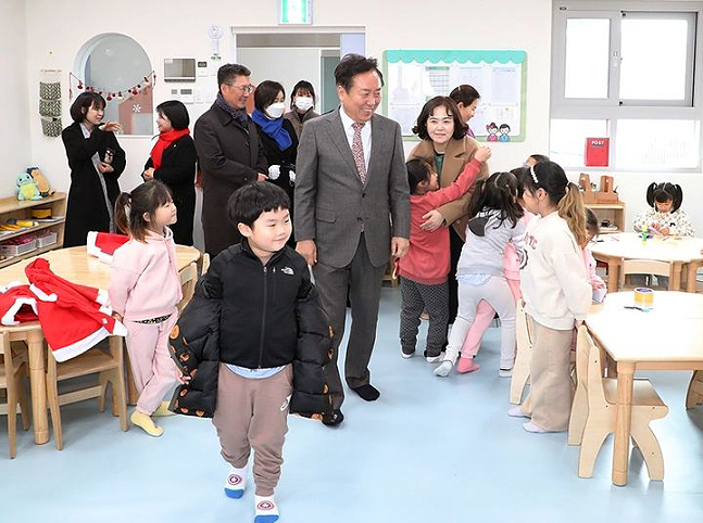 권기창 안동시장이 어린이집을 방문해 운영 실태를 살펴보고 있다(안동시 제공)