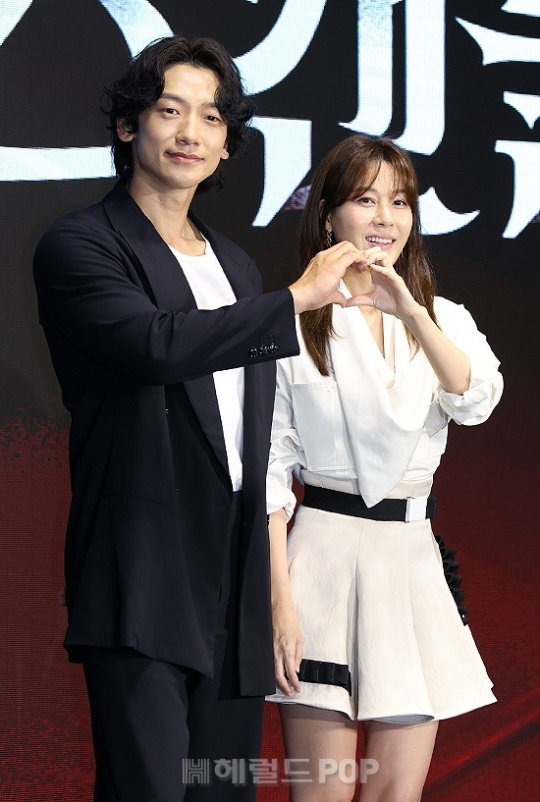 정지훈, 김하늘/사진=민선유 기자
