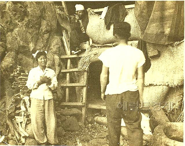 1950년대 경북 울릉군 독도 서도 물골에 있었던 제주 해녀들의 임시 숙소 모습.(헤럴드 DB)