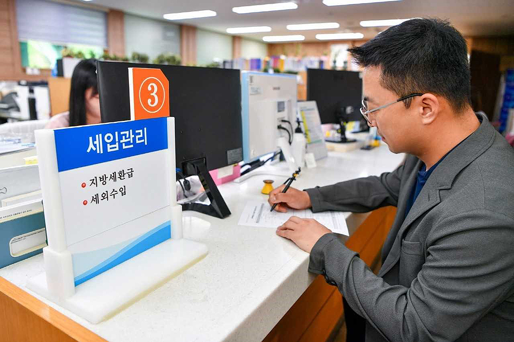 영주시의  한 시민이 시청 세무과에서 지방세 환급계좌 사전등록을 하고 있다.(영주시 제공)