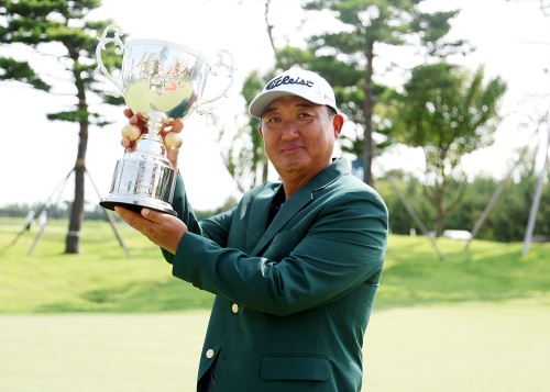 우승 트로피를 들고 포즈를 취한 모중경. [사진=KPGA]