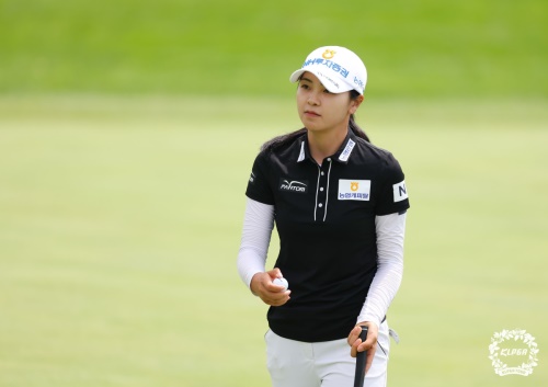 대회 이틀째 3타 차 선두에 오른 이가영. [사진=KLPGA]