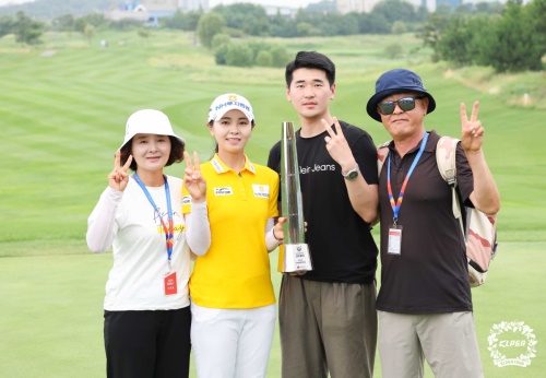 가족과 함께 기념 촬영을 하고 있는 이가영(왼쪽에서 두번째). [사진=KLPGA]