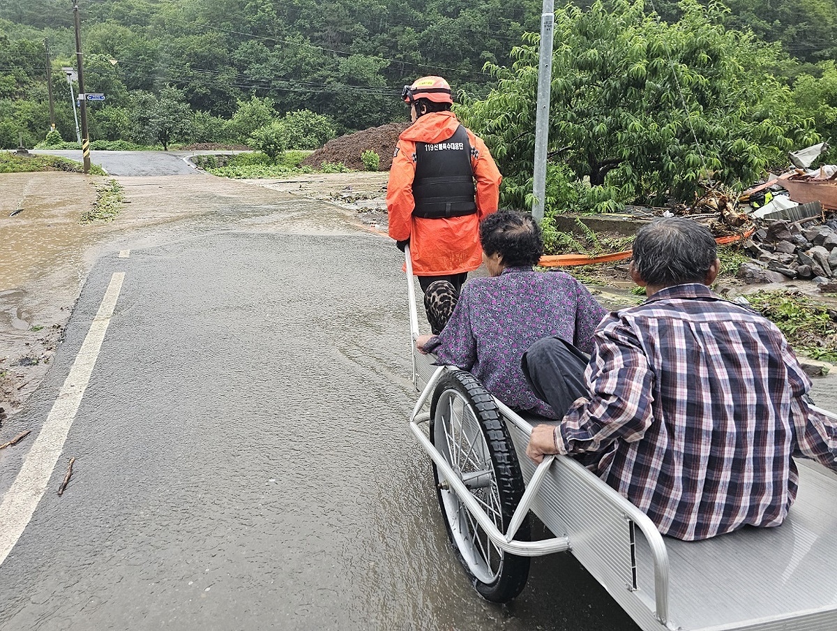 밤 사이 많은 비가 내리면서 안동시 이동면 대곡리 주민들이 고립됐다가 구조됐다. 사진은 경북도소방본부 대원들이 고립 주민들을 구조하는 모습. (경북소방본부 제공)