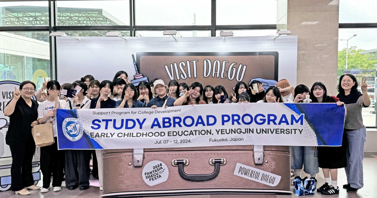 지난 7일 대구공항에서 일본으로 출국에 나서는 영진전문대 유아교육과 학생들이 학과 교수들과 파이팅을 외치고 있다.[영진전문대 제공]