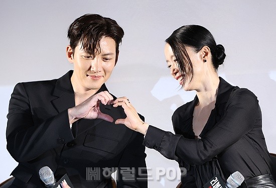 배우 지창욱, 전도연/사진=민선유 기자