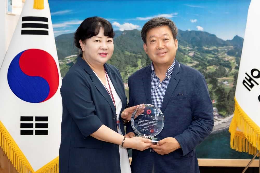 남한권 울릉군수(오른쪽)가 9일 국민건강보험공단으로 부터 저소득취약계층 건강보험료 지원사업 우수기관으로 선정돼  감사패를 전달 받고 있다(울릉군 제공)