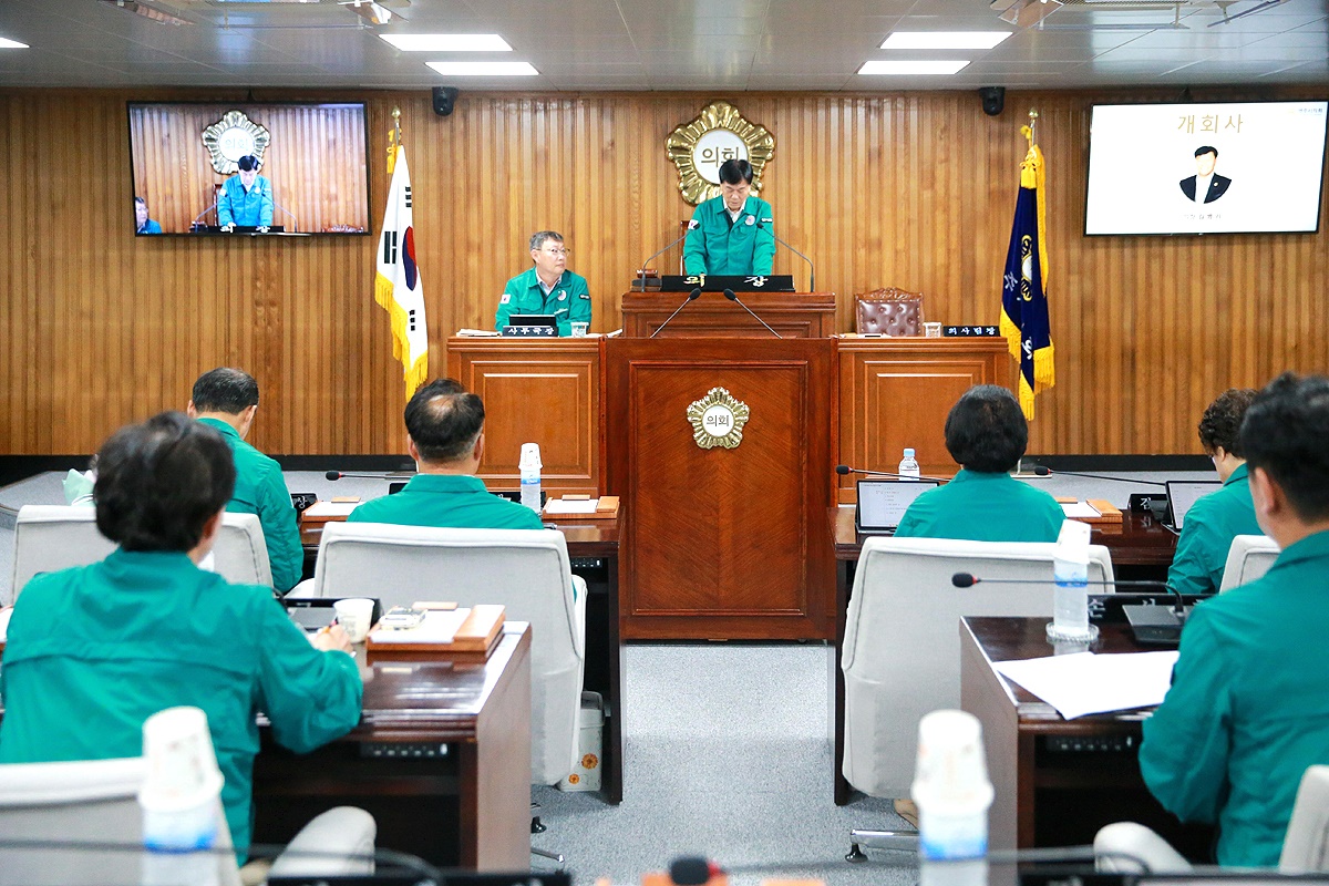 영주시 의회 제285회 임시회'에서 김병기 의장이 개회사를 하고 있다(영주시 의회 제공)