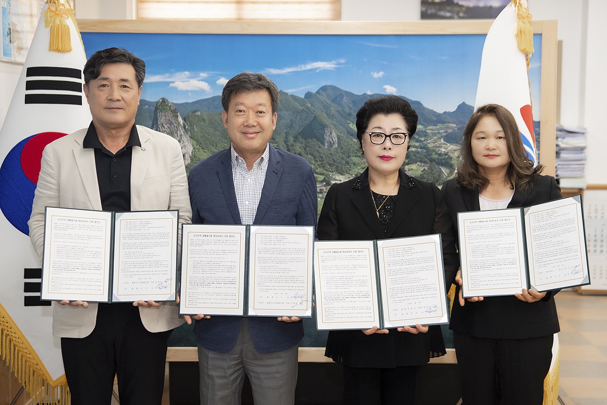 협약체결후 기념사진을 찍고 있다(울릉군 제공)