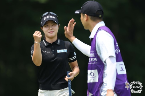 9번 홀에서 버디를 잡은 후 캐디와 기쁨을 나누는 고지우. [사진=KLPGA]