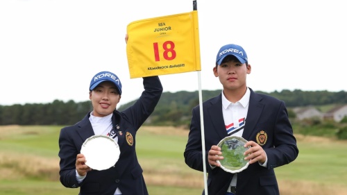 R&A에서 개최한 주니어오픈에서 남녀부 동반 우승의 쾌거를 이룬 안성현(오른쪽)과 이효송이 18번 홀 그린에서 기념촬영을 하고 있다. [사진=R&A]