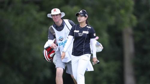 캐디와 함께 18번 홀 그린으로 걸어가고 있는 최혜진. [사진=LPGA]