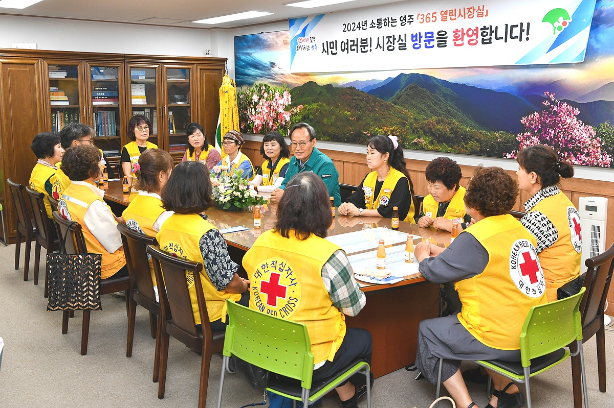 영주시 365 열린시장실 운영에서 박남서 시장이 대한적십자사 봉사회 영주시지구협의회원과 소통하고 있다(영주시 제공)