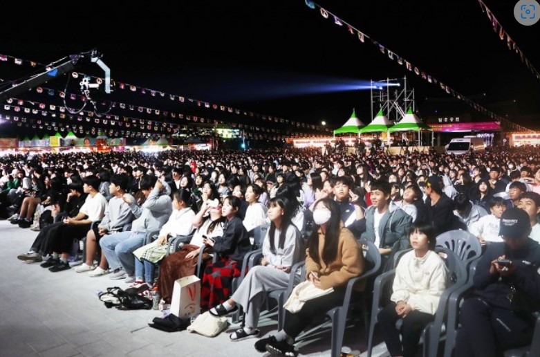 지난해 10월  안동 탈춤공원 야외 특설무대에서열린 안동 K-POP 콘서트 행사 모습. (안동시 제공)