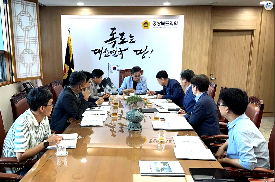 영주시 관계자들이 25일 경북도의회를 방문해 박성만 의장(가운데)과 현안 사업을 논의하고 있다(영주시 제공)